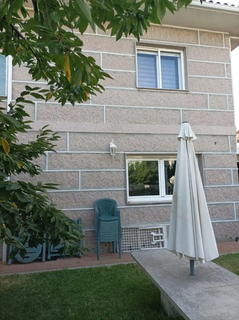 Vista exterior de Casa o chalet en venta en San Cibrao das Viñas con Jardín privado, Terraza y Amueblado