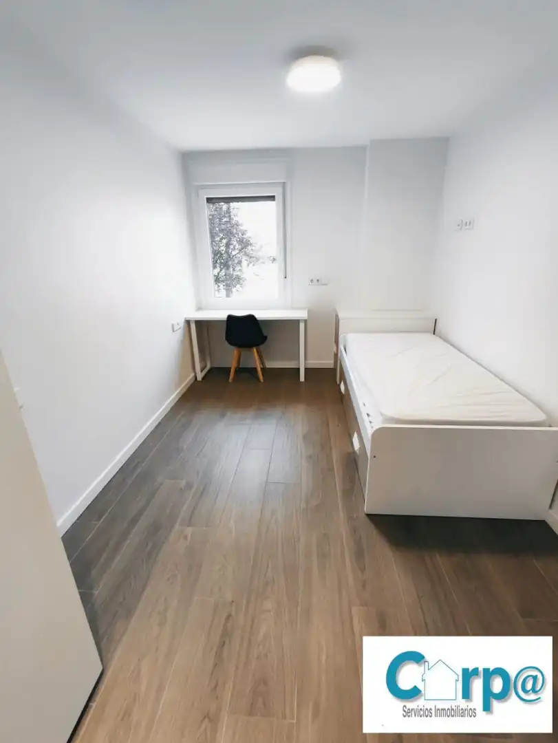 Habitación de Piso de alquiler en  Pamplona / Iruña con Calefacción, Terraza y Amueblado