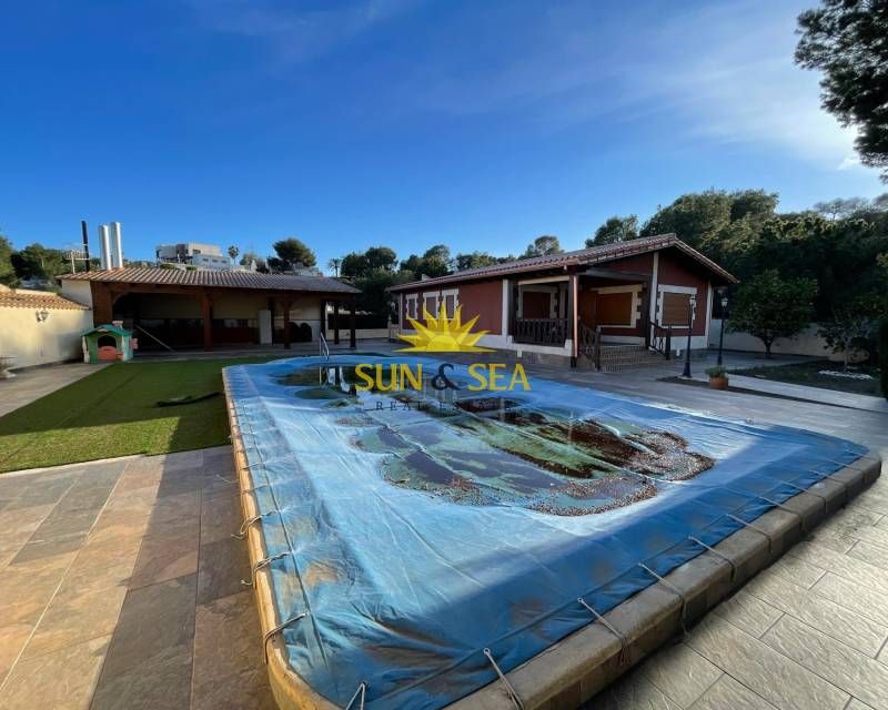Vista exterior de Casa o xalet de lloguer en San Miguel de Salinas amb Aire condicionat, Calefacció i Jardí privat
