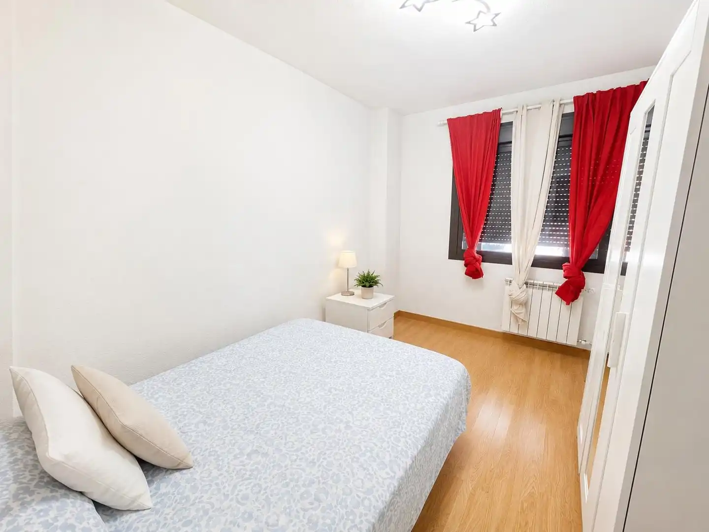 Habitación de Casa adosada en venta en Valdemoro con Calefacción, Jardín privado y Terraza