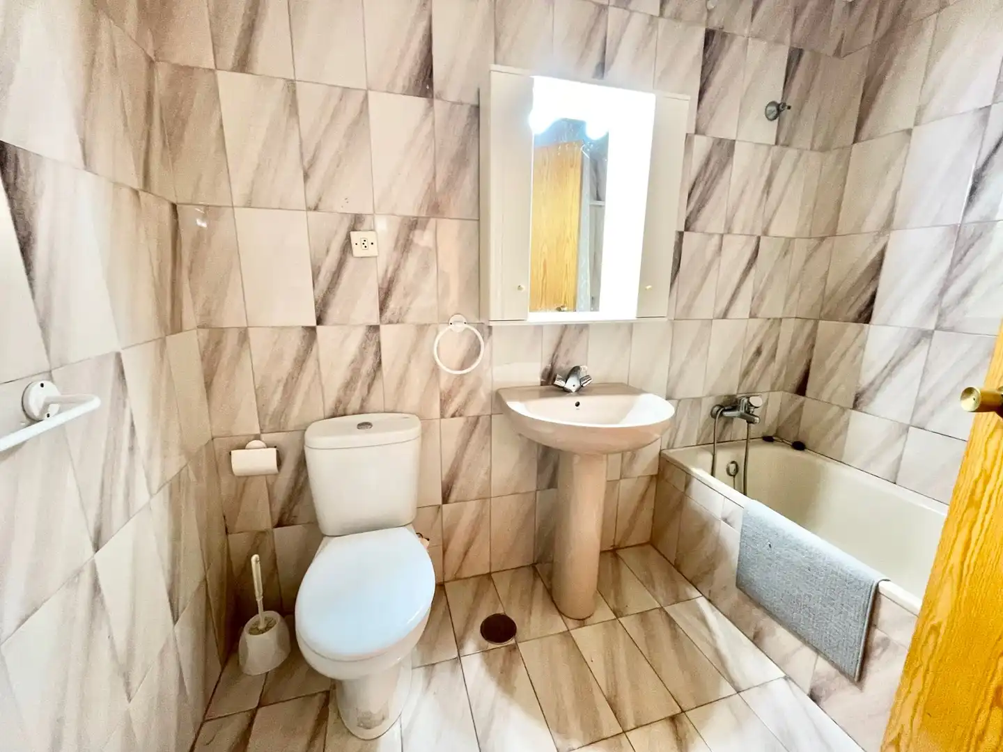 Baño de Apartamento de alquiler en San Pedro del Pinatar con Calefacción, Terraza y Amueblado