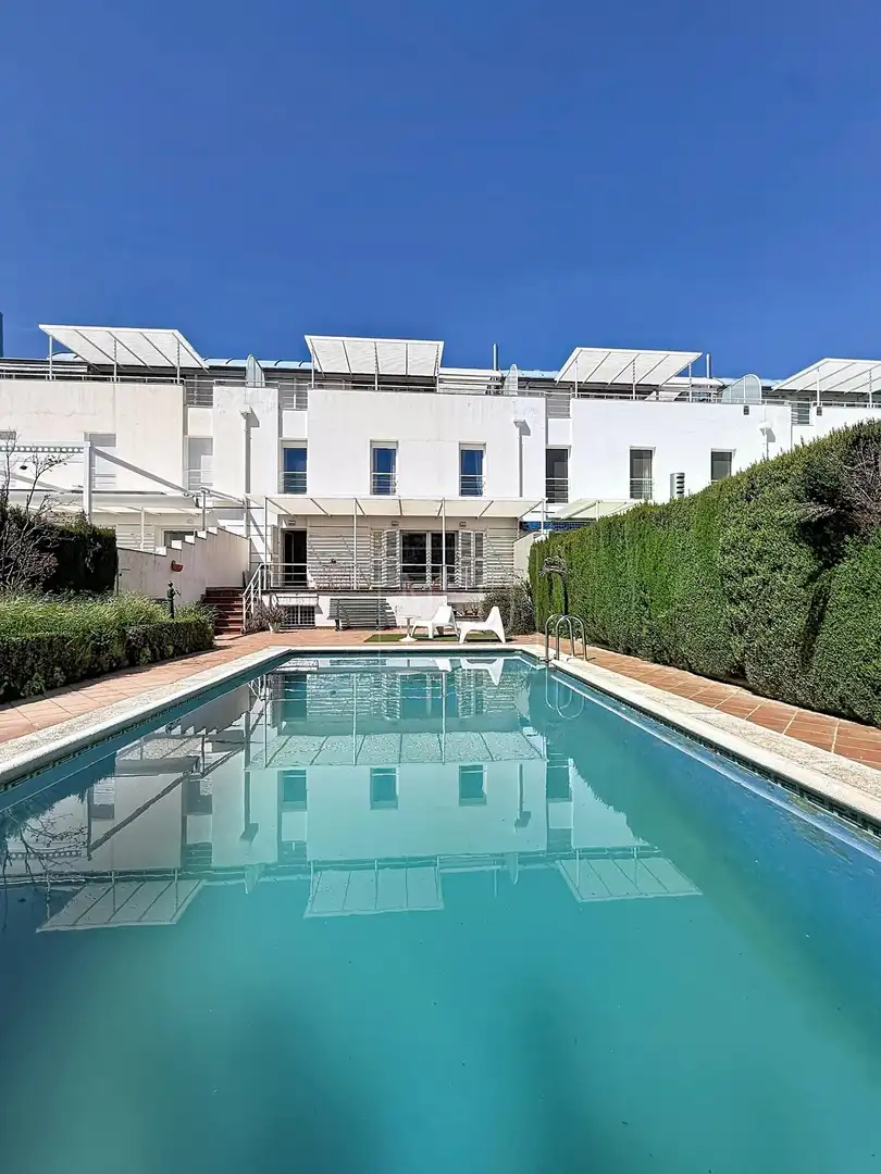 Schwimmbecken von Einfamilien-Reihenhaus zum Verkauf in Granada mit Klimaanlage, Privatgarten und Terrasse