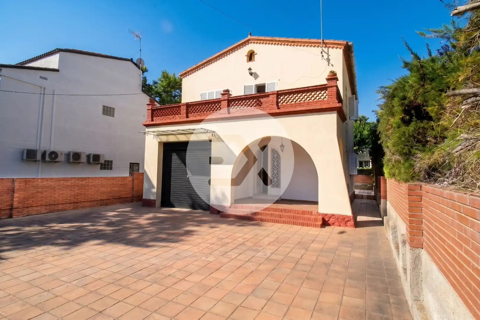 Vista exterior de Casa o xalet en venda en Castelldefels amb Jardí privat i Terrassa