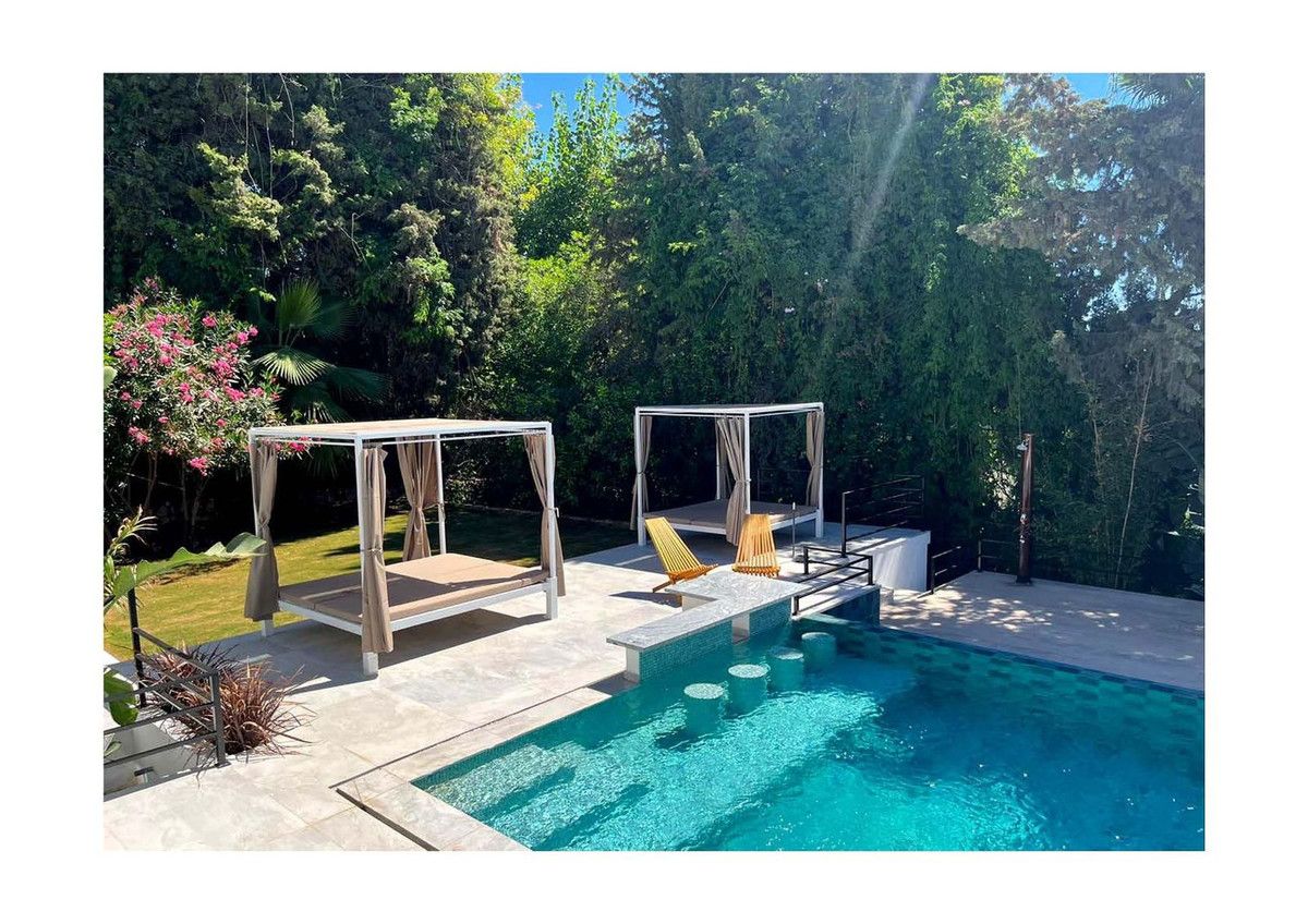 Swimming pool of House or chalet for sale in Marbella  with Air Conditioner, Private garden and Terrace