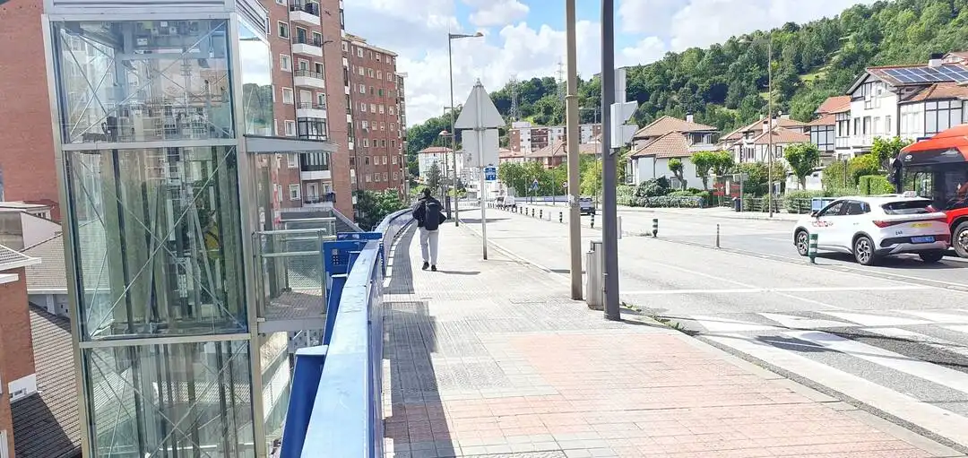Vista exterior de Casa adosada en venda en Bilbao  amb Aire condicionat, Calefacció i Jardí privat