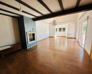 Sala d'estar de Casa o xalet en venda en Aldeamayor de San Martín amb Jardí privat