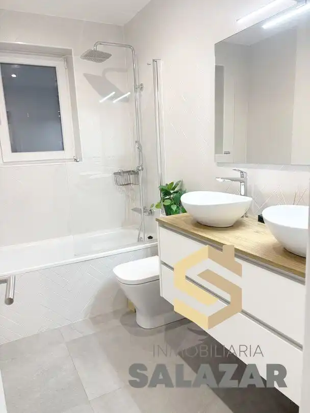 Badezimmer von Wohnung zum Verkauf in Bilbao  mit Heizung, Terrasse und Balkon