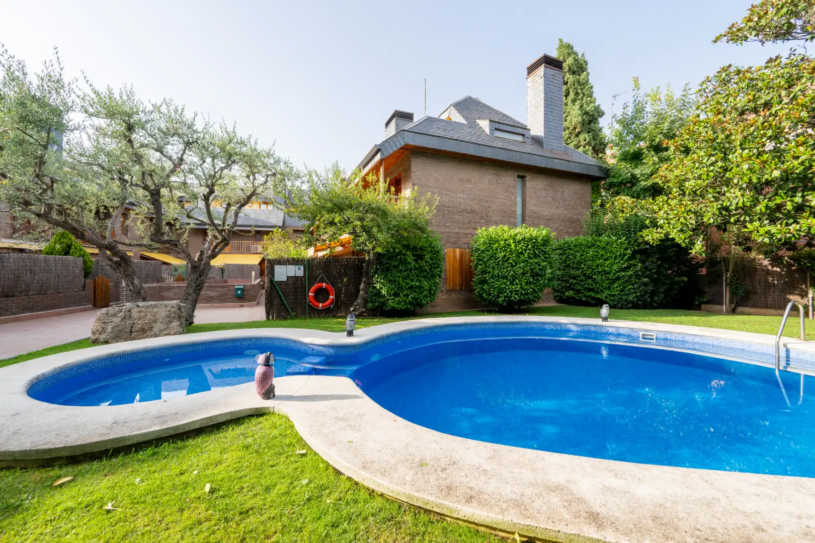 Piscina de Casa adosada en venda en Sant Cugat del Vallès amb Calefacció, Jardí privat i Parquet