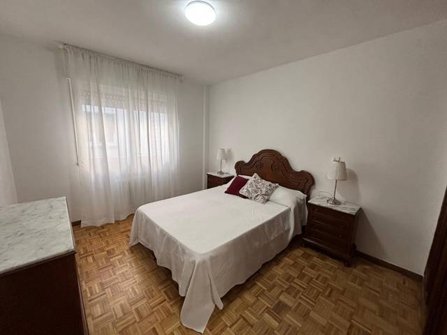 Piso en Alquiler en Calle Campoamor en Salesas - Foncalada - Campoamor