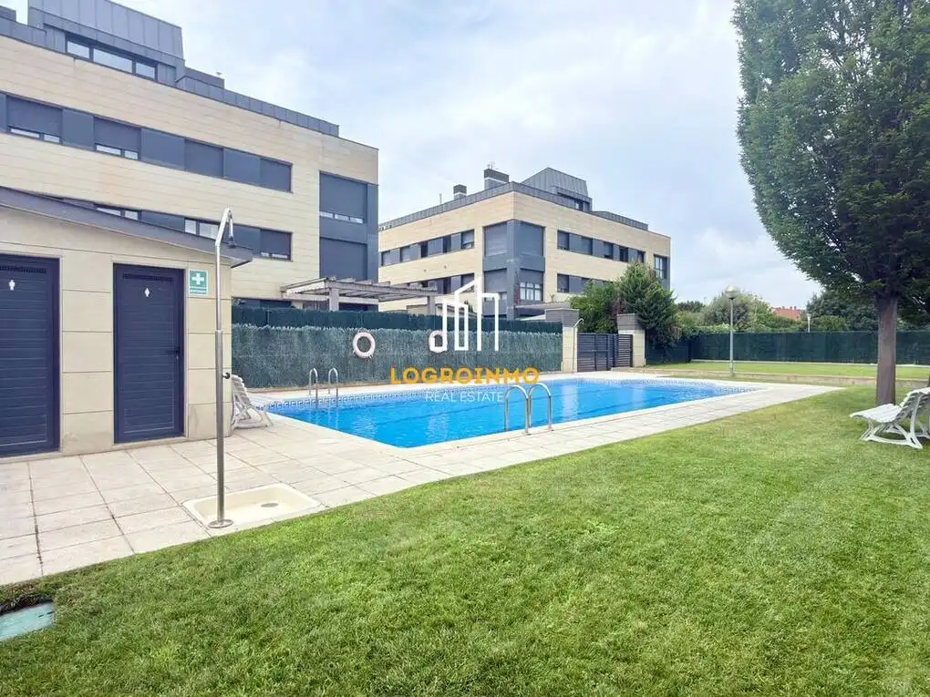 Swimming pool of Flat for sale in  Logroño  with Air Conditioner, Heating and Private garden