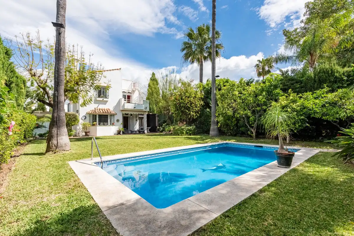 Detached house with terrace for sale in Avenida del Coral 48