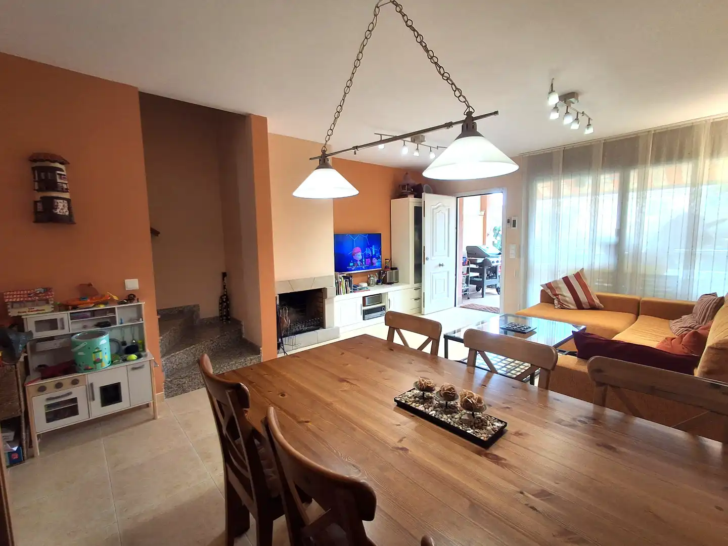 Sala d'estar de Casa adosada en venda en Mont-roig del Camp amb Aire condicionat, Jardí privat i Terrassa