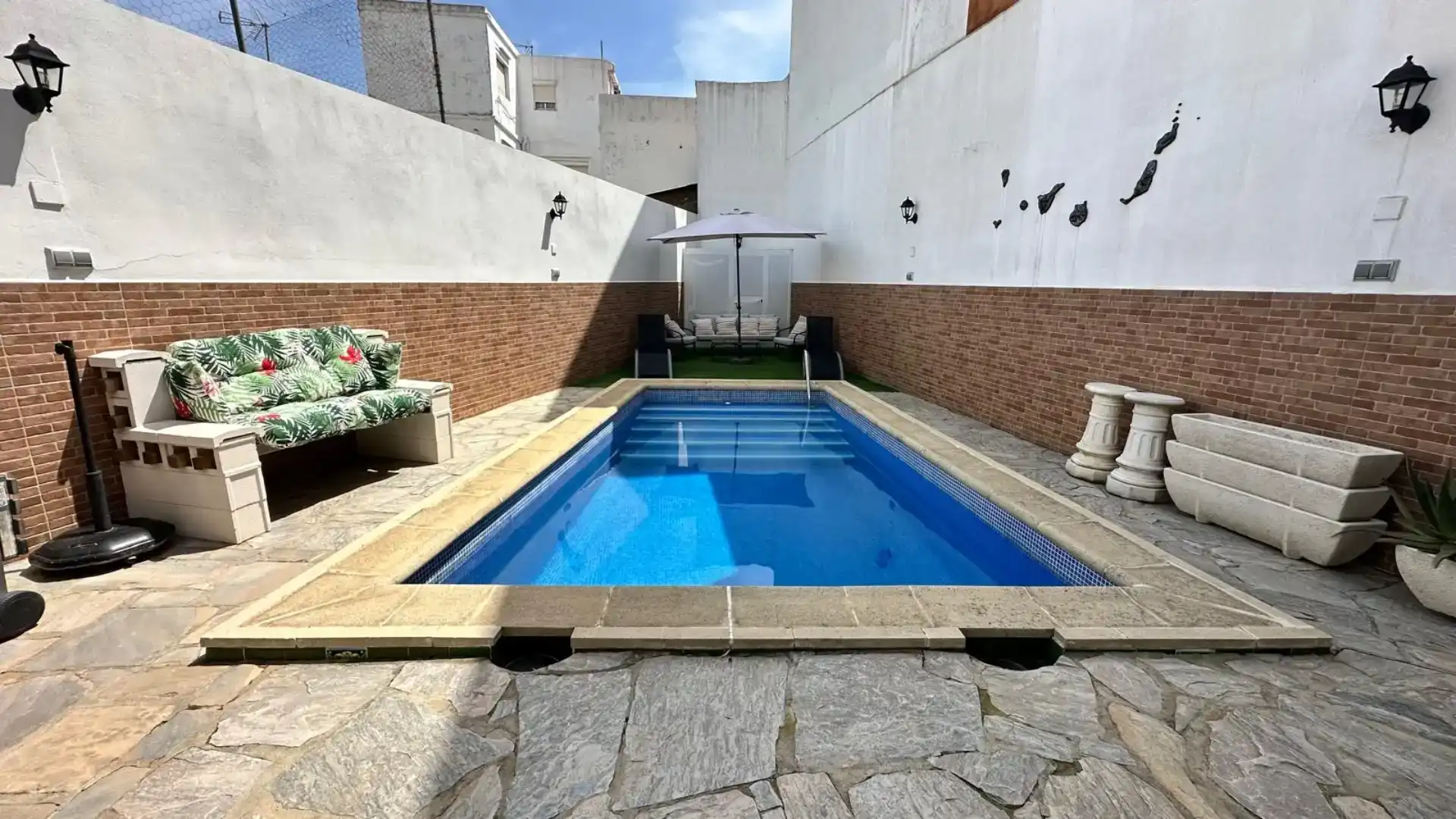 Piscina de Casa o xalet en venda en La Línea de la Concepción amb Aire condicionat, Jardí privat i Traster