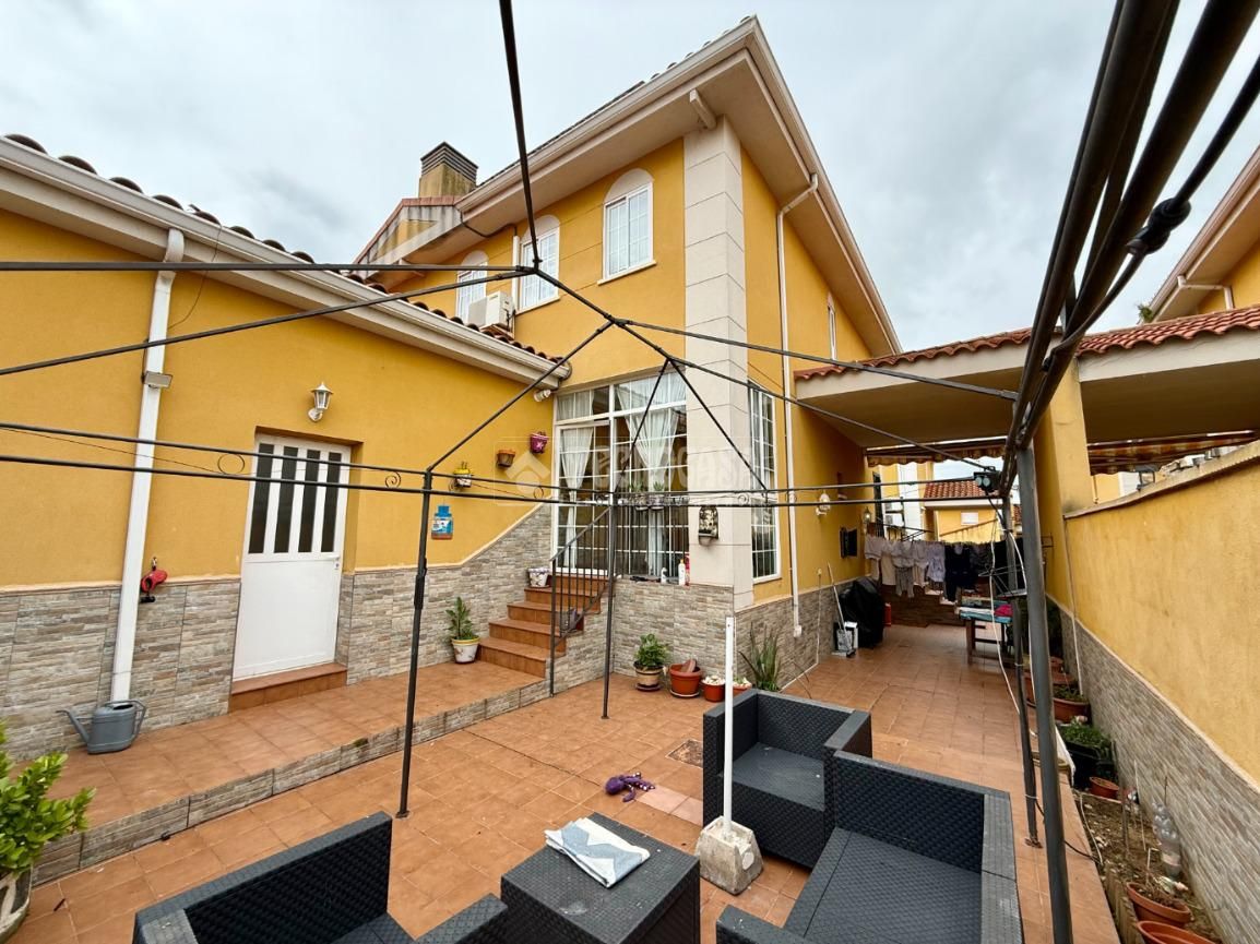 Vista exterior de Casa adosada en venda en Torrejón del Rey amb Aire condicionat, Calefacció i Jardí privat