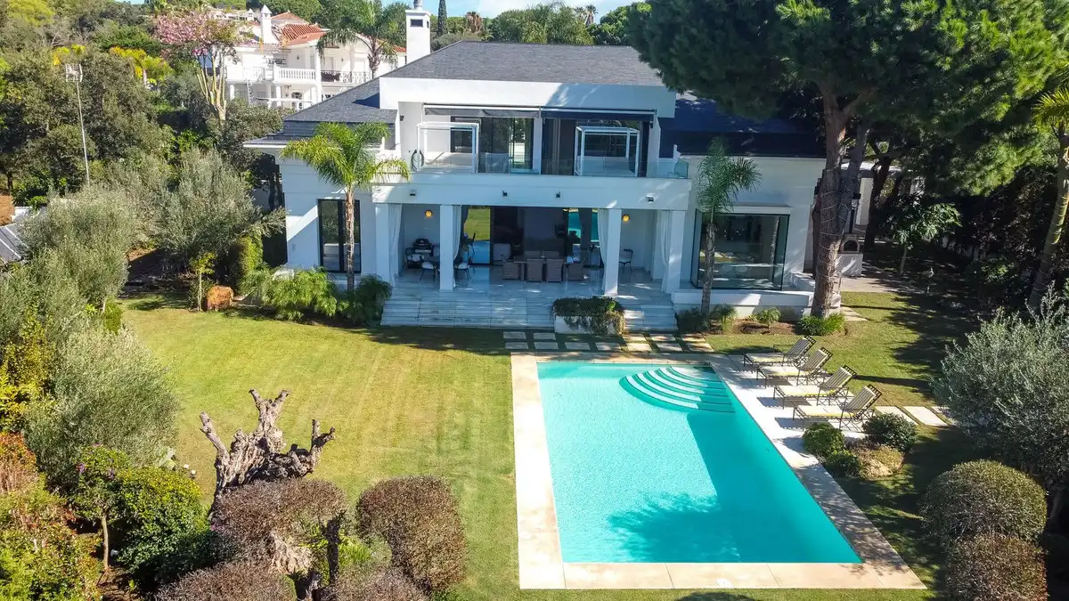 Vista exterior de Casa o xalet de lloguer en Marbella amb Aire condicionat, Jardí privat i Traster