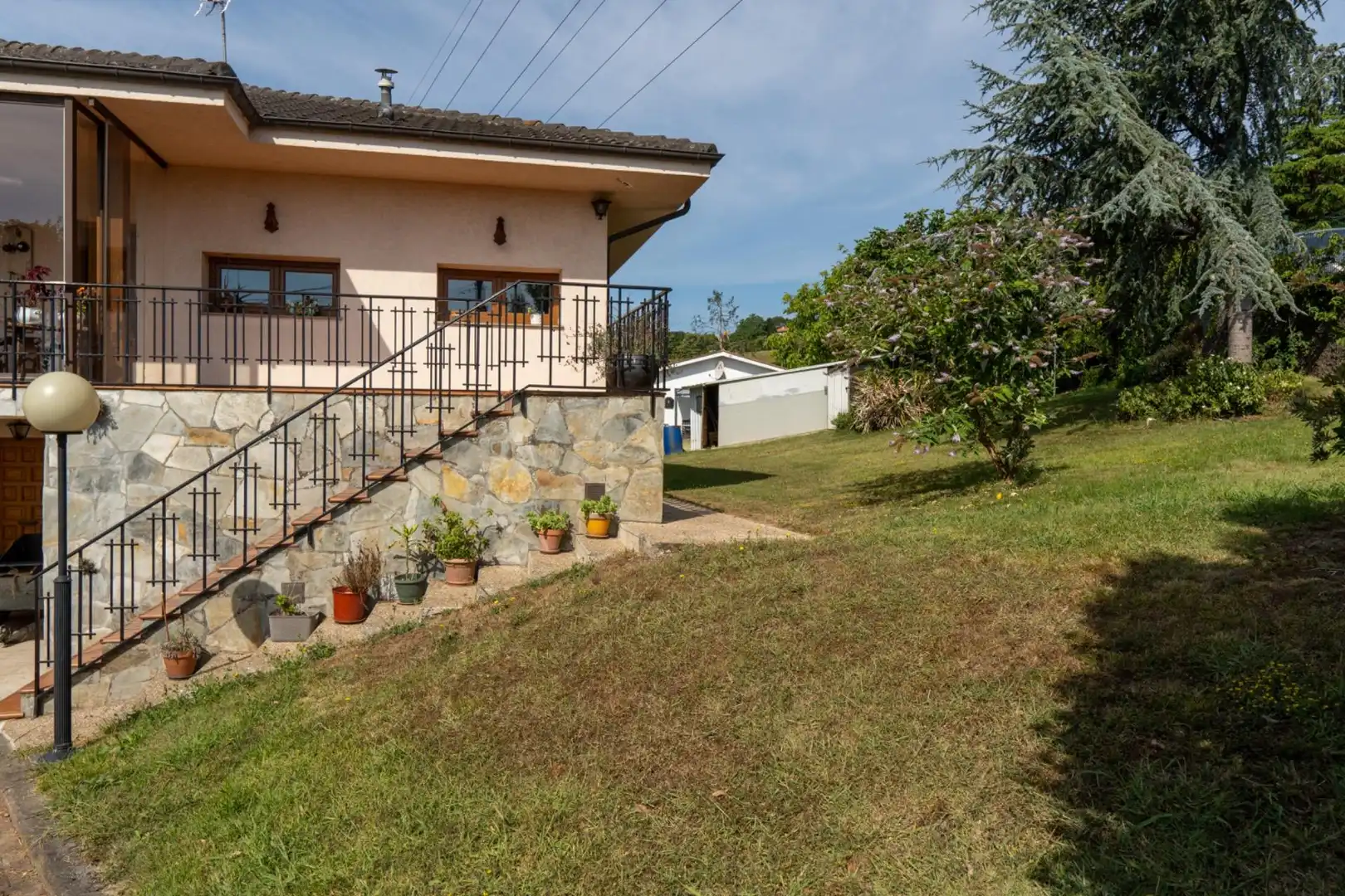 Vista exterior de Casa o xalet en venda en Gijón  amb Calefacció, Jardí privat i Terrassa