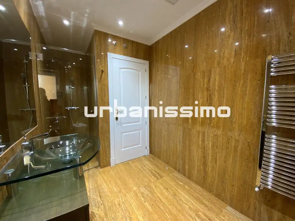 Badezimmer von Wohnung zur Miete in Madrid mit Klimaanlage und Heizung