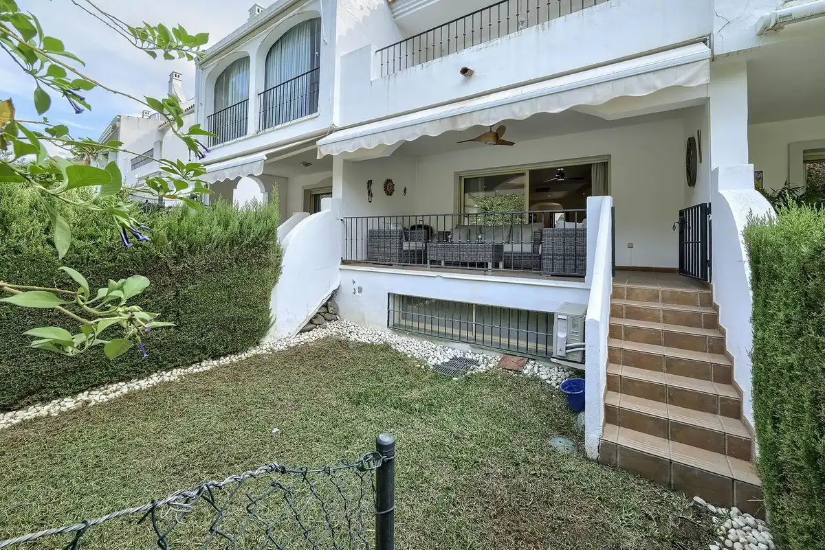 Terrasse von Einfamilien-Reihenhaus zum Verkauf in Marbella mit Klimaanlage und Terrasse