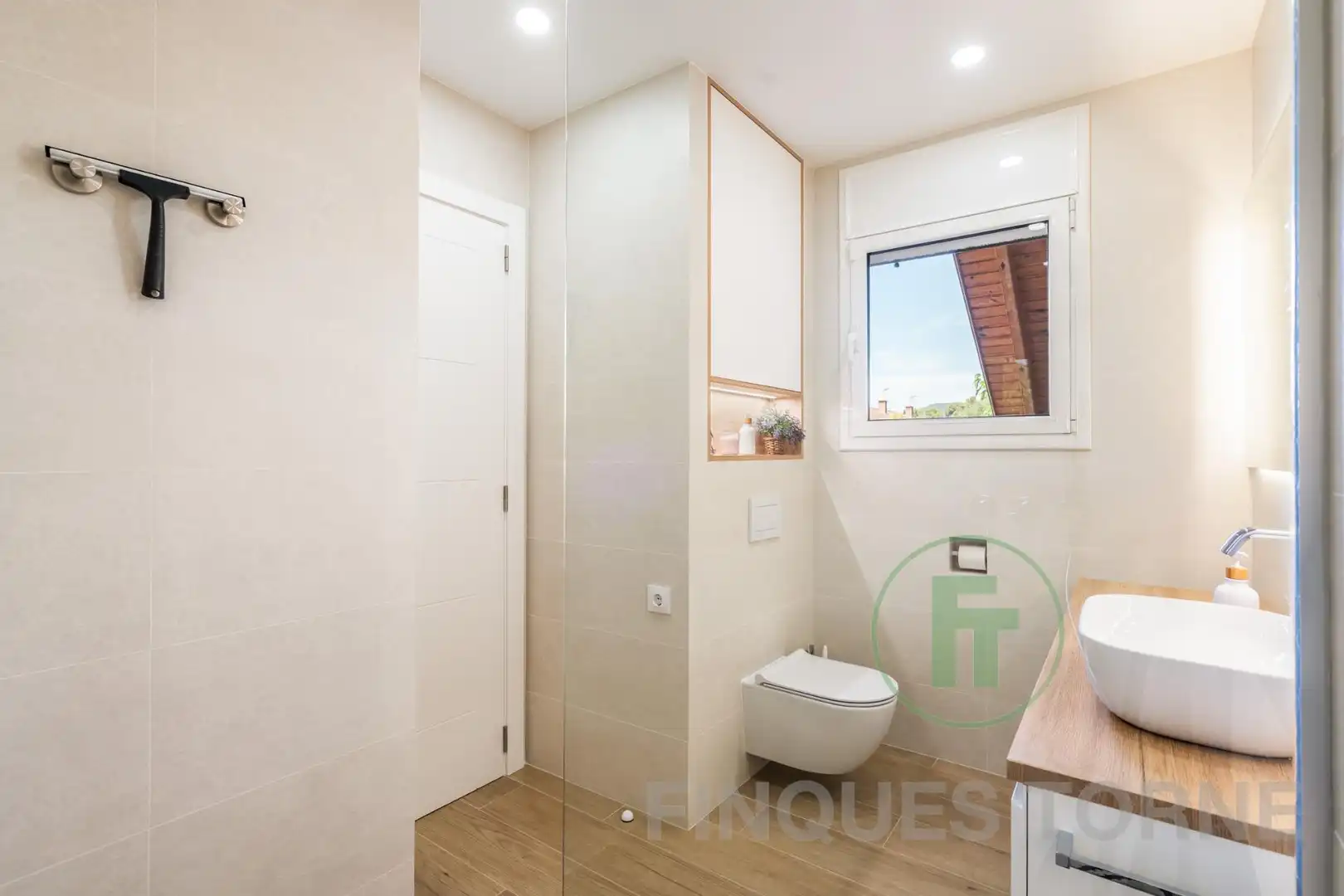 Bany de Casa o xalet en venda en Montcada i Reixac amb Aire condicionat, Jardí privat i Parquet