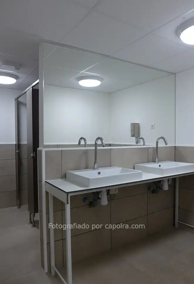 Badezimmer von Gebäude zur Miete in Sant Joan Despí