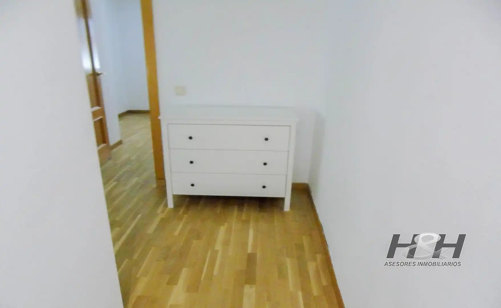 Dormitori de Pis de lloguer en Burjassot amb Parquet i Balcó