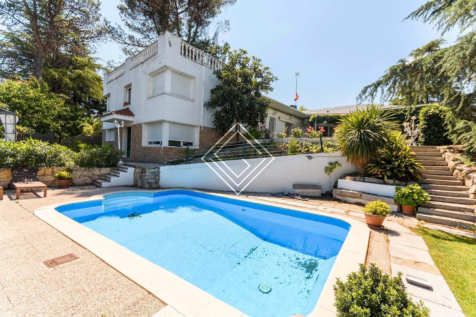 Exterior view of House or chalet for sale in  Madrid Capital  with Air Conditioner, Private garden and Terrace