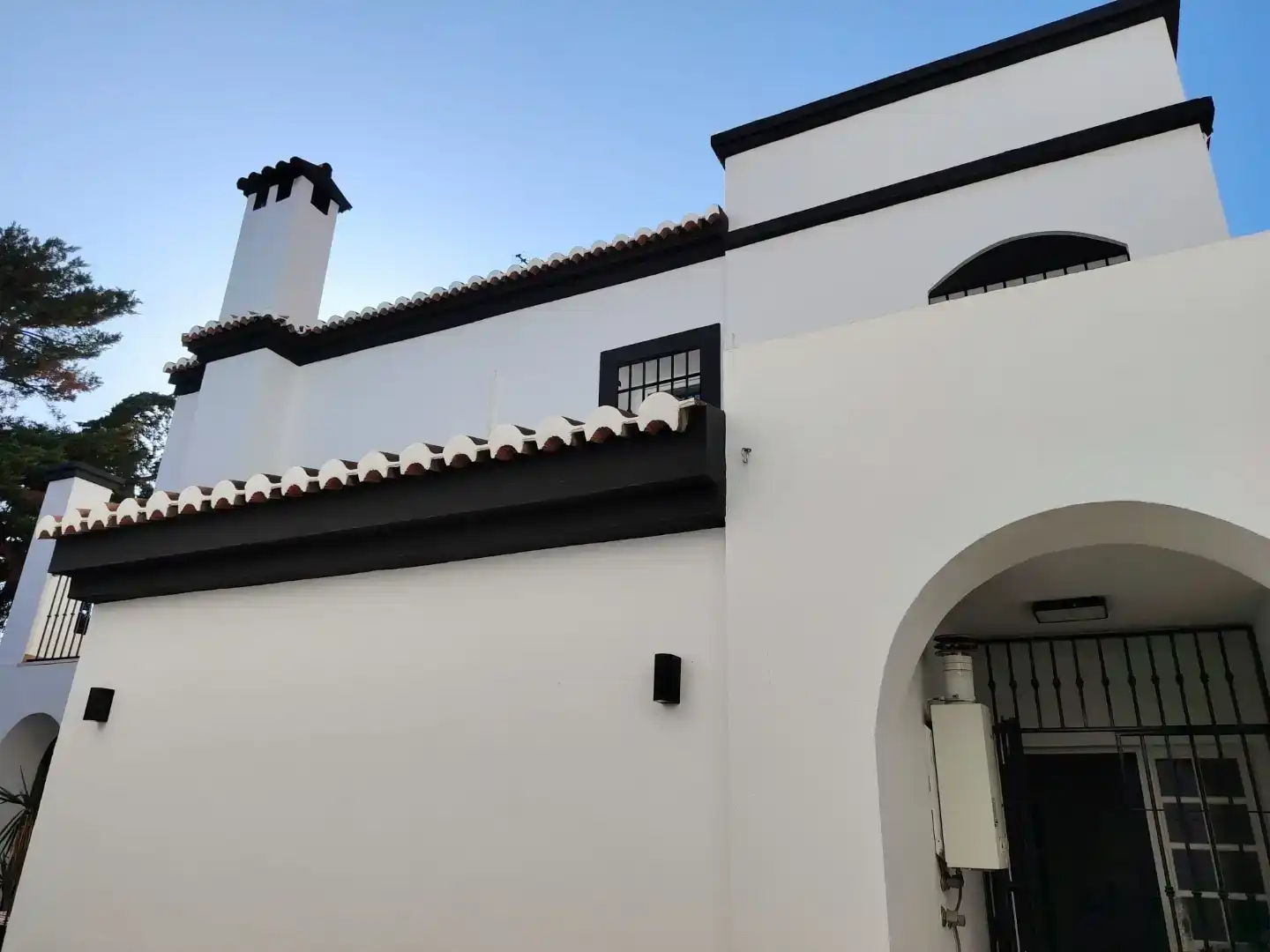 Vista exterior de Casa o xalet en venda en Motril amb Aire condicionat i Balcó