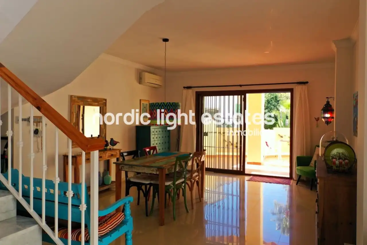 Vista exterior de Casa o chalet en venta en Nerja con Terraza, Piscina y Amueblado