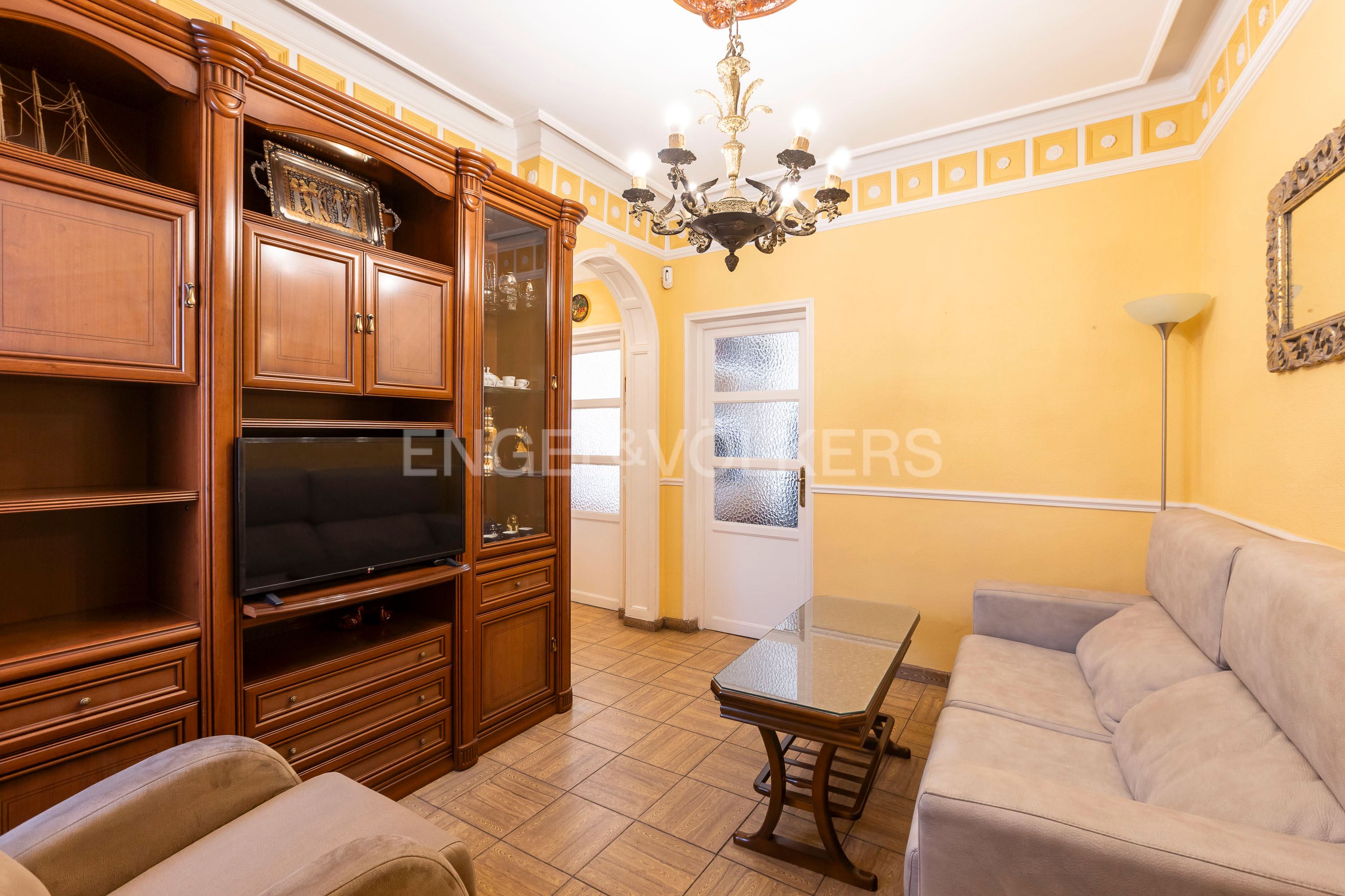 Sala d'estar de Apartament en venda en  Madrid Capital amb Calefacció, Traster i Moblat