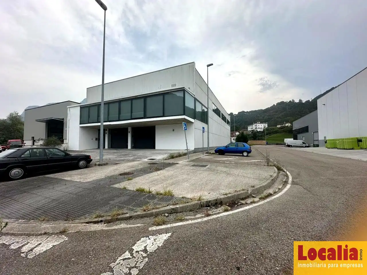 Außenansicht von Fabrikhallen zum Verkauf in Ramales de la Victoria