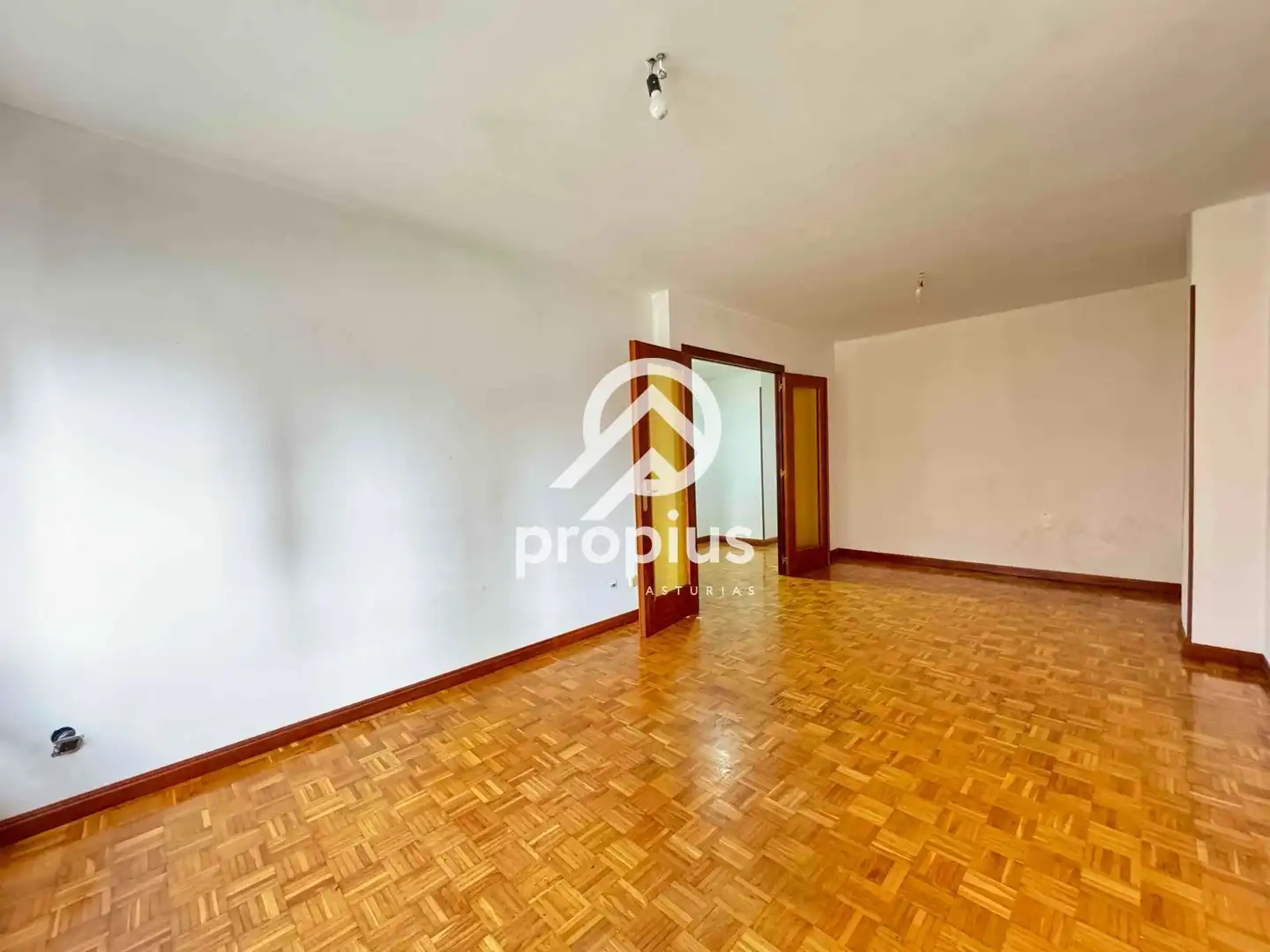 Habitación de Piso en venta en Oviedo  con Calefacción, Parquet y Terraza