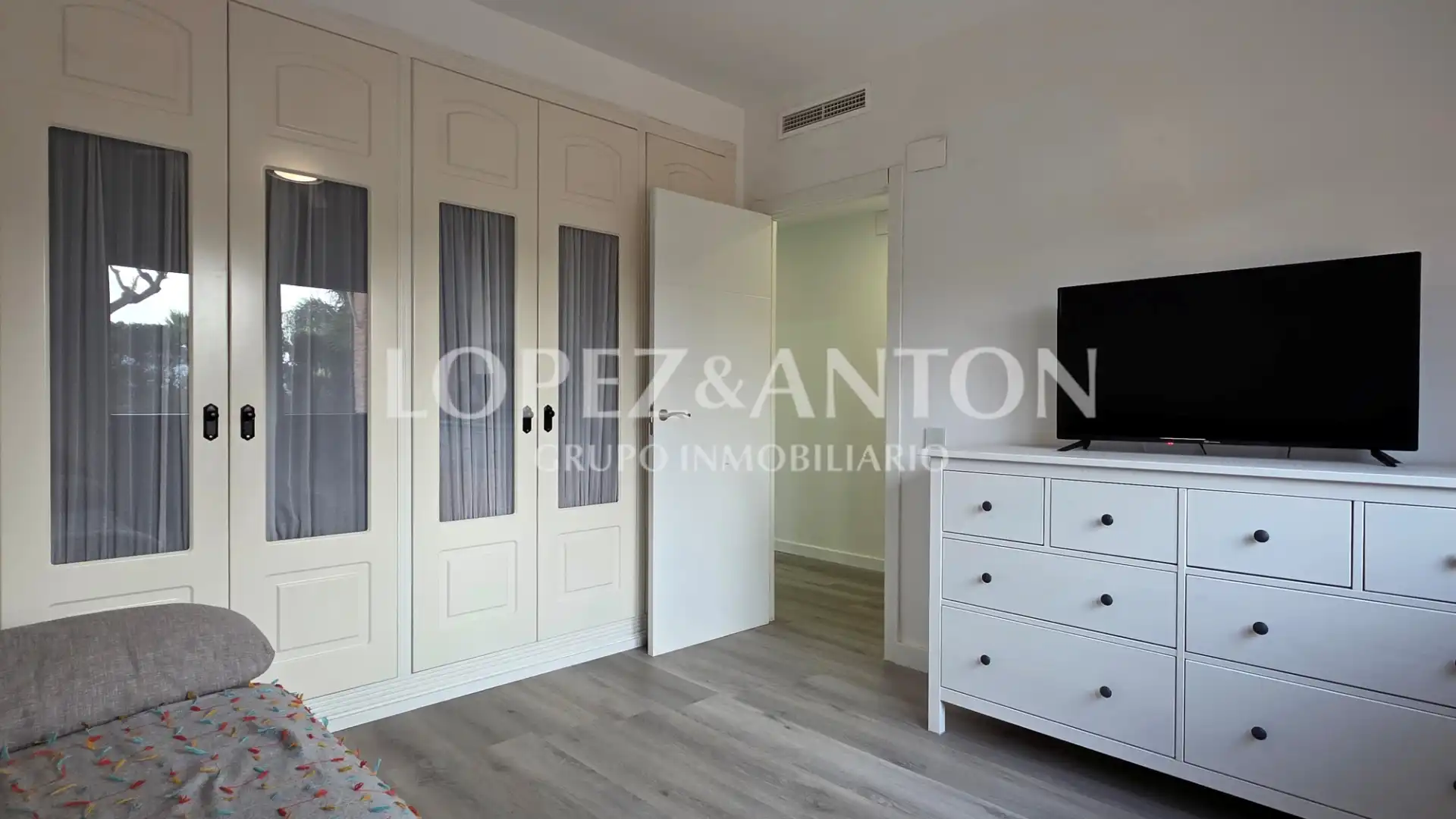 Schlafzimmer von Haus oder Chalet zum Verkauf in L'Eliana mit Klimaanlage, Heizung und Privatgarten
