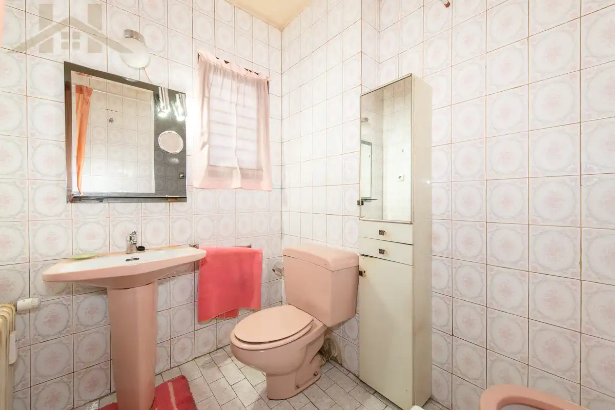 Bathroom of Flat for sale in Madrid  with Air Conditioner, Heating and Community pool