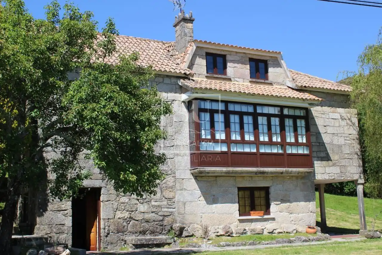 Außenansicht von Country house zum Verkauf in A Lama   mit Privatgarten