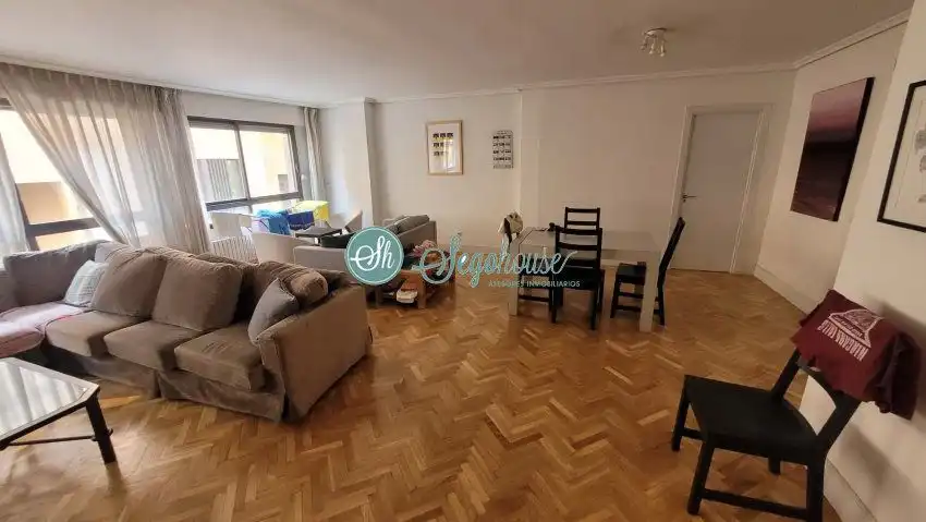 Sala d'estar de Pis en venda en Segovia amb Calefacció, Parquet i Terrassa