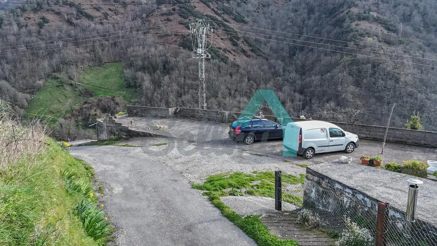 Aparcament de Casa adosada en venda en Cangas del Narcea amb Calefacció, Jardí privat i Terrassa