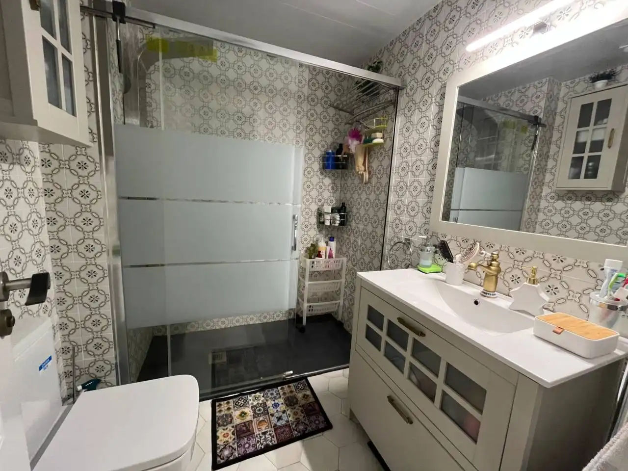 Bathroom of Flat for sale in Girona  with Air Conditioner, Heating and Terrace