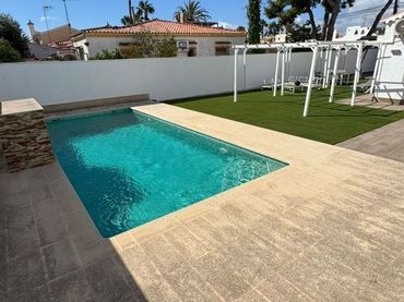 Xalet amb piscina en venda a Avenida Delfina Viudes