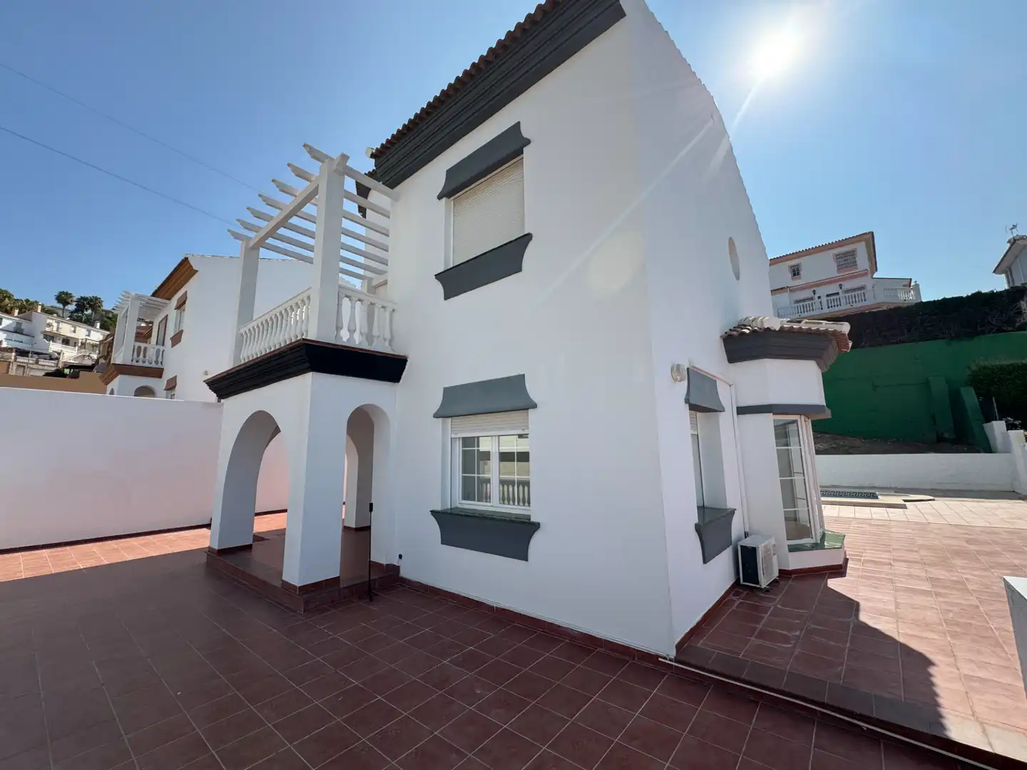 Vista exterior de Casa o xalet en venda en Rincón de la Victoria amb Aire condicionat, Jardí privat i Terrassa