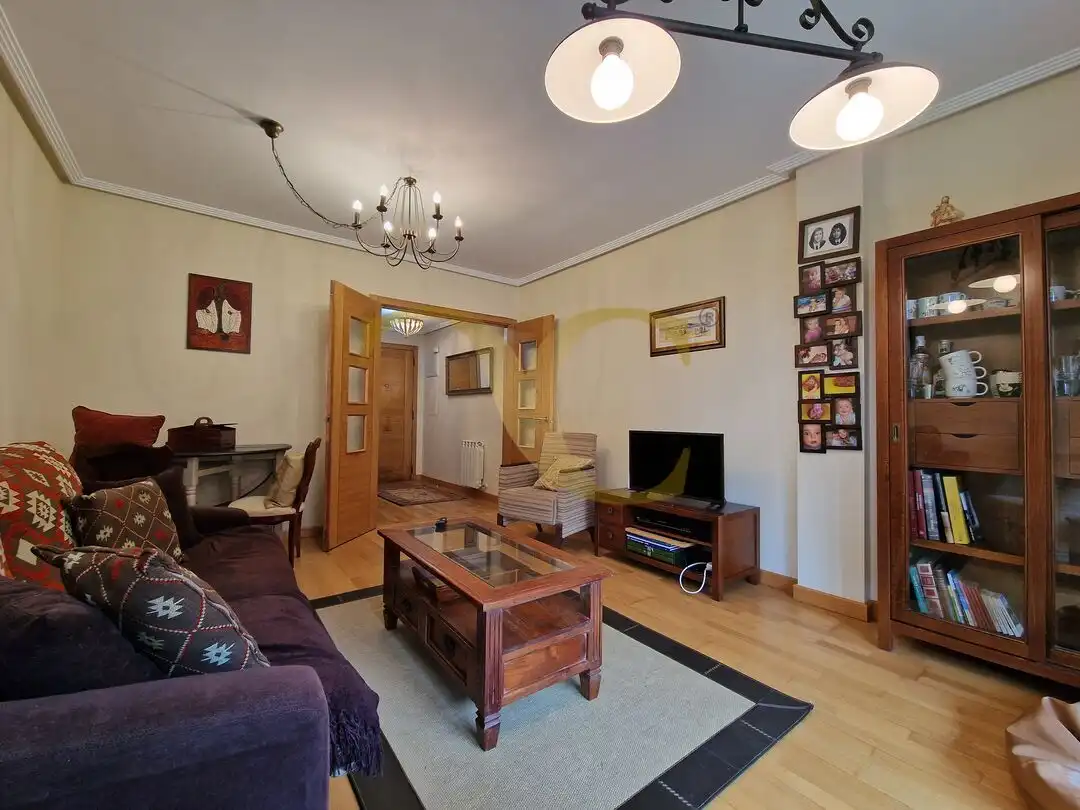 Sala de estar de Piso en venta en Llanes con Calefacción, Terraza y Amueblado