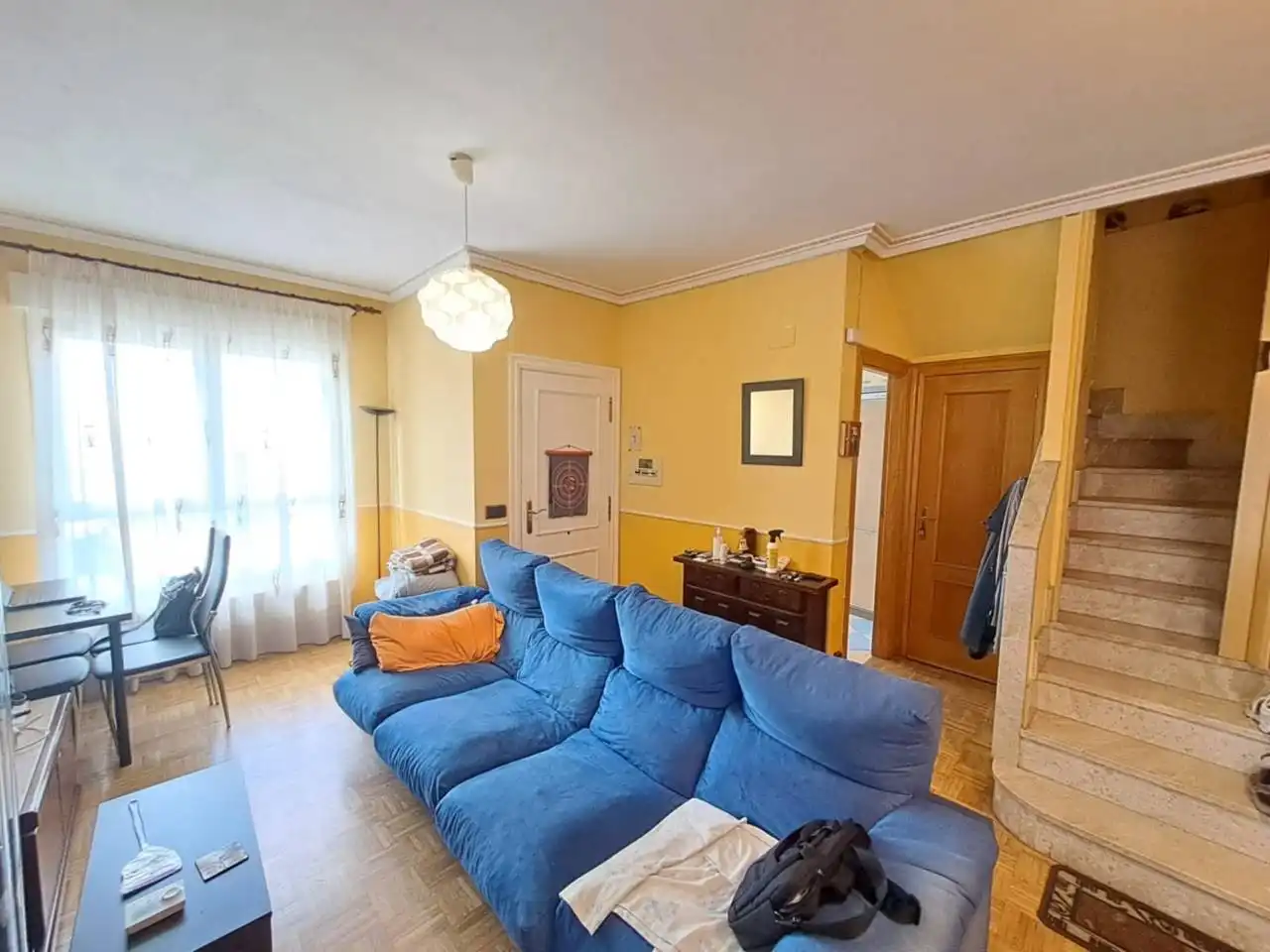 Sala de estar de Casa adosada en venta en Burgos con Calefacción, Jardín privado y Parquet