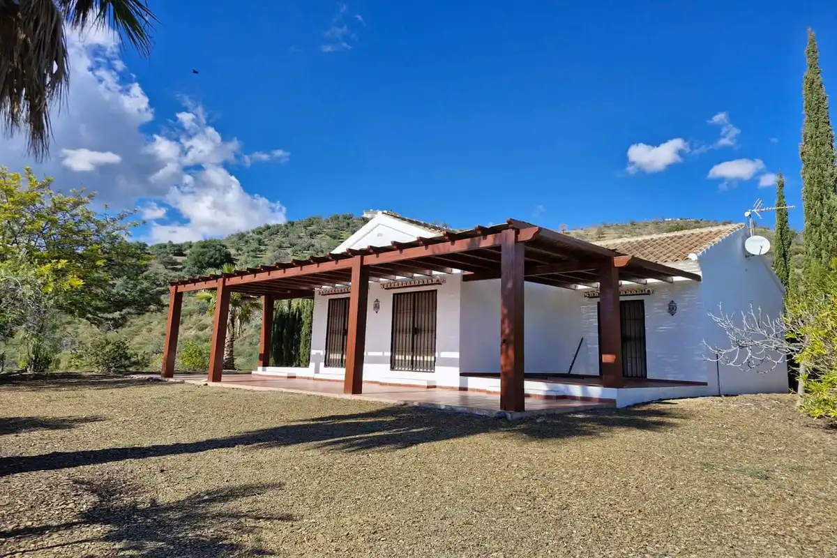 Vista exterior de Finca rústica en venda en Tolox amb Jardí privat, Terrassa i Piscina