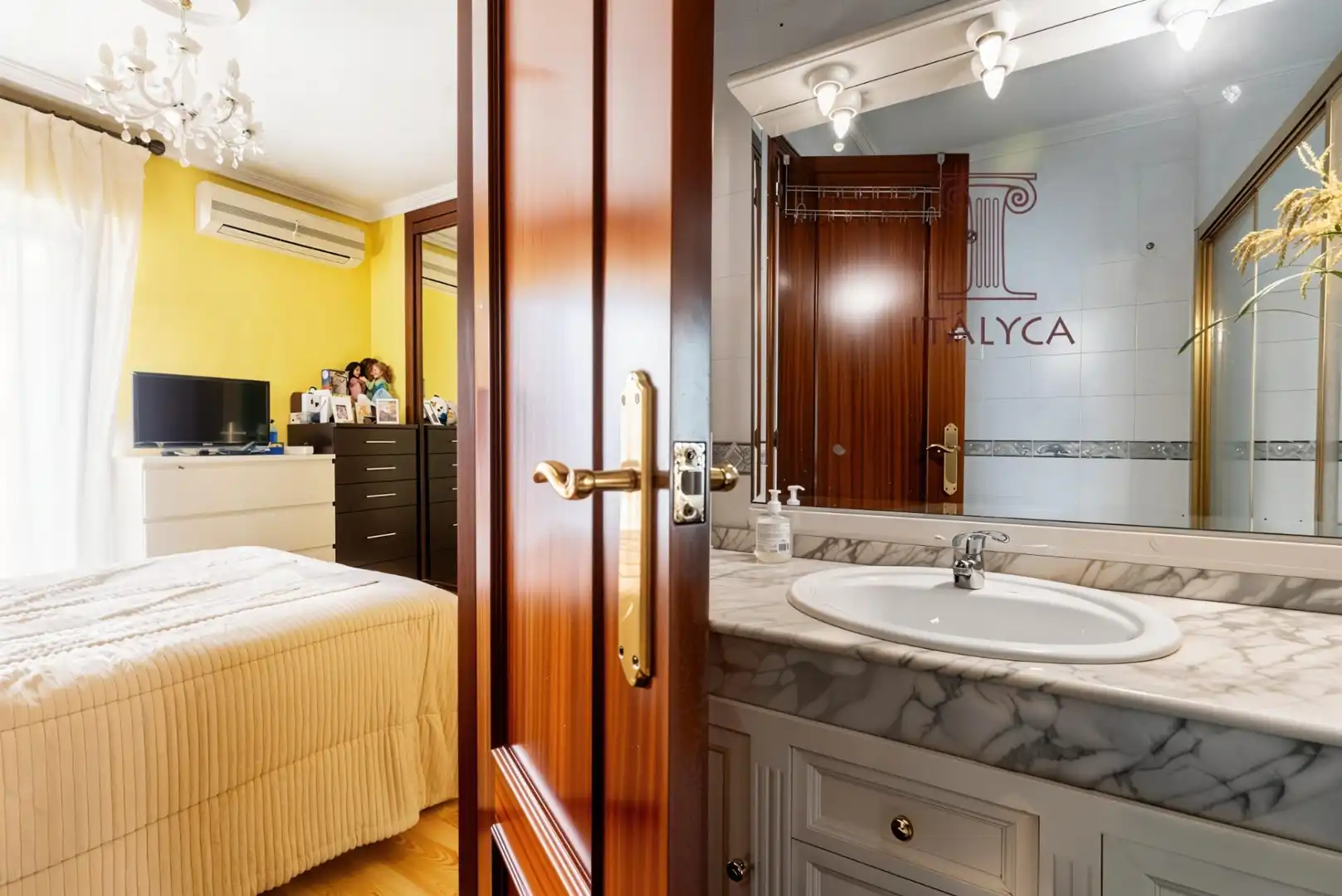 Habitación de Casa adosada en venta en Tomares con Aire acondicionado, Terraza y Trastero