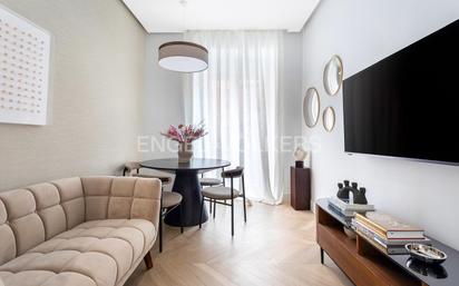 Sala d'estar de Apartament en venda en  Madrid Capital amb Aire condicionat, Calefacció i Piscina