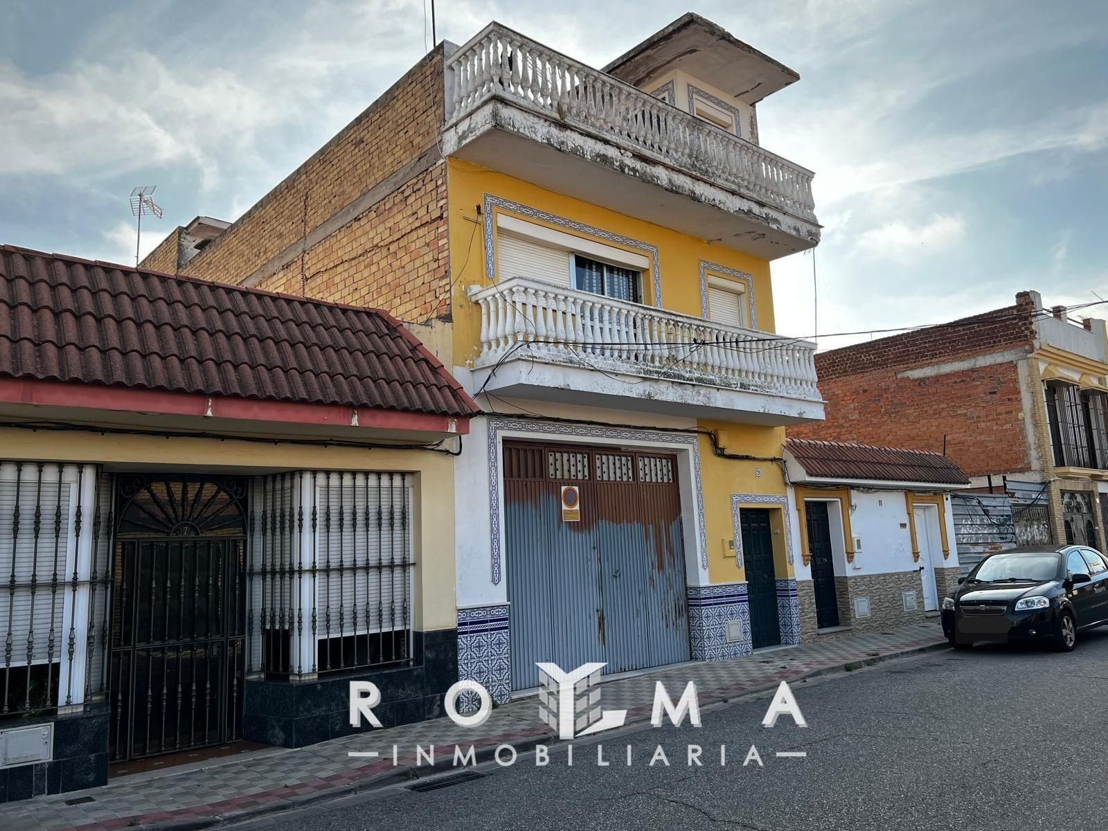 Vista exterior de Casa adosada en venda en Dos Hermanas