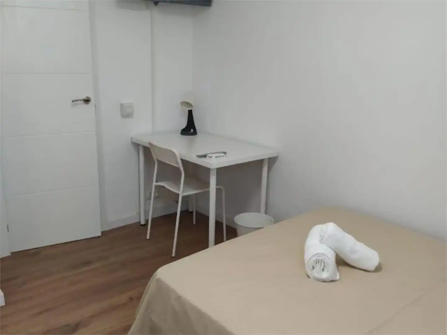 Bedroom of Houses for share in Zaragoza  with Private garden, Parquet flooring and Furnished