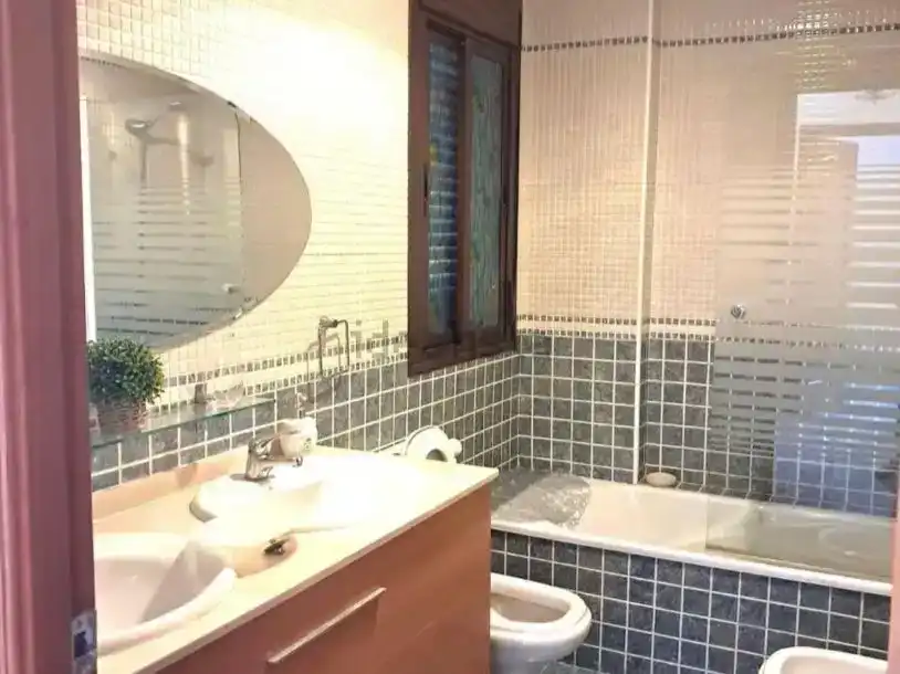 Bany de Pis en venda en La Rinconada amb Aire condicionat i Piscina