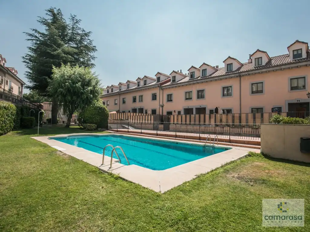 Piscina de Casa o chalet en venta en Ávila con Jardín privado, Piscina y Piscina comunitaria