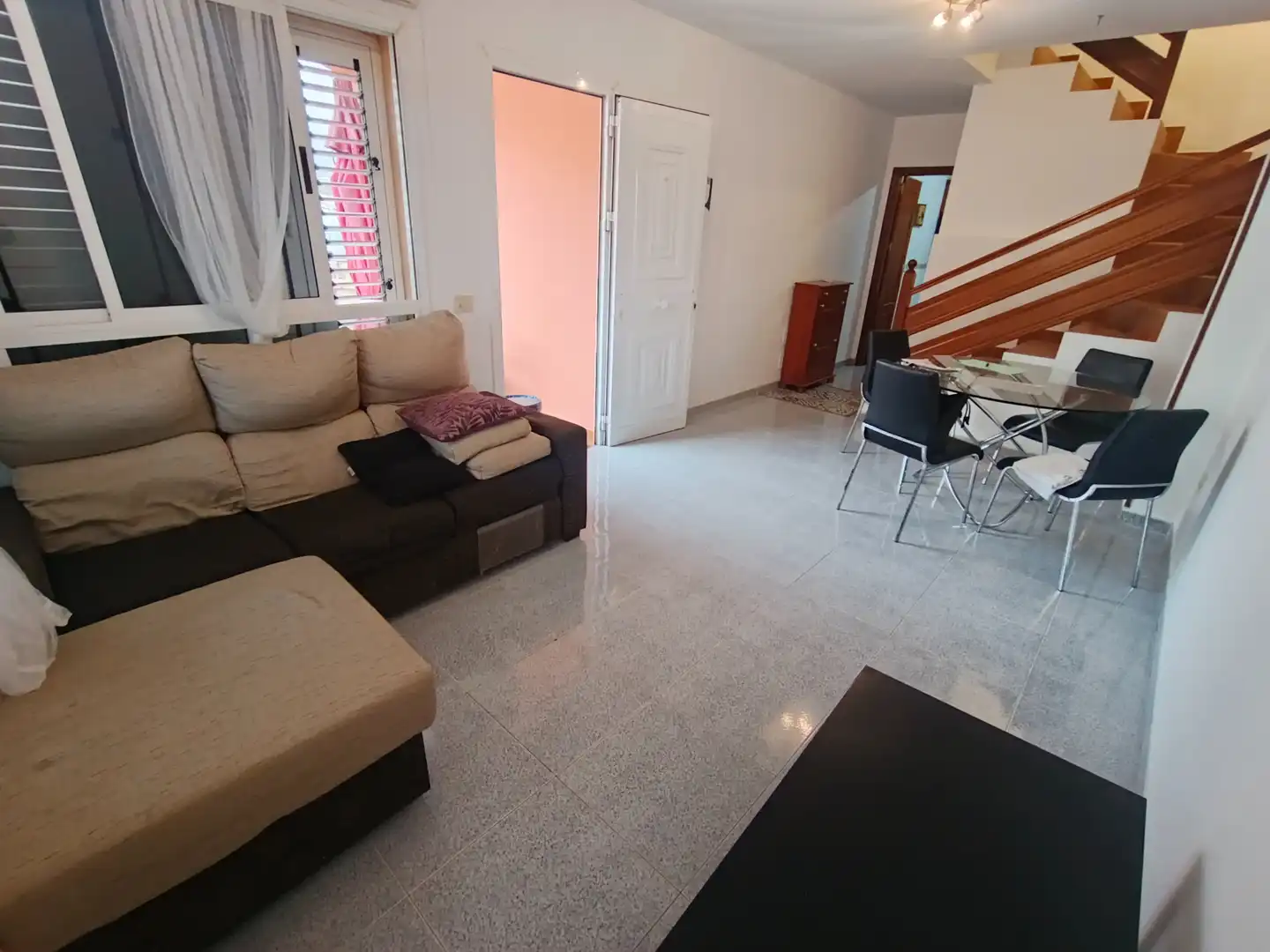 Sala d'estar de Casa adosada en venda en Arico amb Jardí privat, Terrassa i Moblat