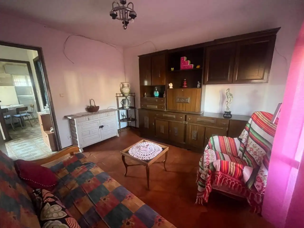 Sala d'estar de Casa o xalet en venda en Boñar amb Calefacció i Moblat